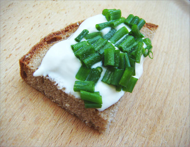 Aufstrich auf Roggenbrot, mit Schnittlauch