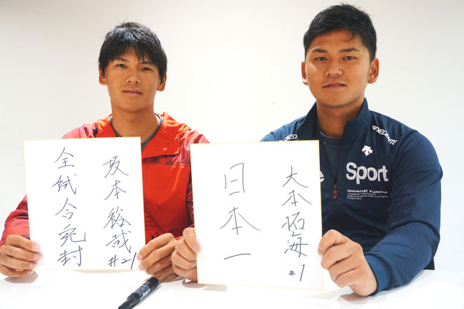 本紙の取材に応じた大本主将(右)と坂本投手(左)