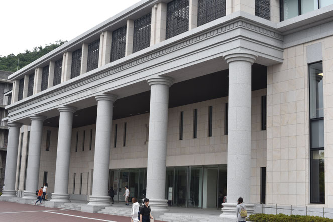 学期末が近づき、図書館の利用者も増える(写真は衣笠キャンパス・平井嘉一郎記念図書館)