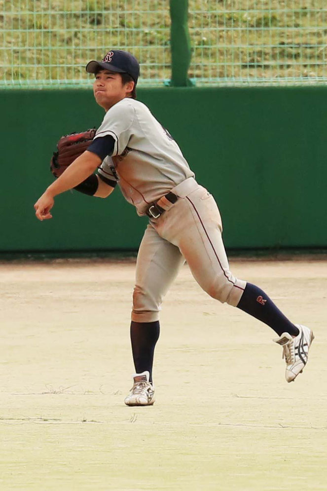 乃木坂46のファンである渡邉選手。チームメイトの榮枝選手(文3)や宮崎選手(経営3)と休日は握手会にも出かける。右手に着けるリストバンドには「46」の刺繍がほどこされている。推しメンバーは西野七瀬だったが、卒業したので現在は大園桃子を応援している