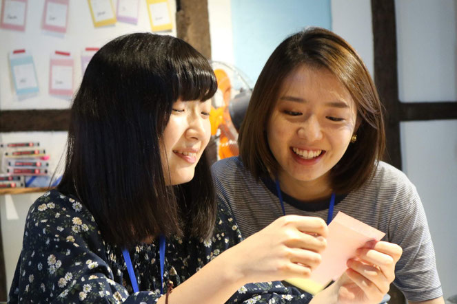 大学生が中高生をサポートする。広い視野を持った大学生との交流も、中高生にとっては貴重な体験となる(同団体提供)