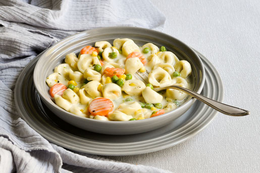 Tortellini in Gemüse Soße mit Erbsen Möhren Mais mit Crème fraîche vegetarisch aber auch vegan möglich