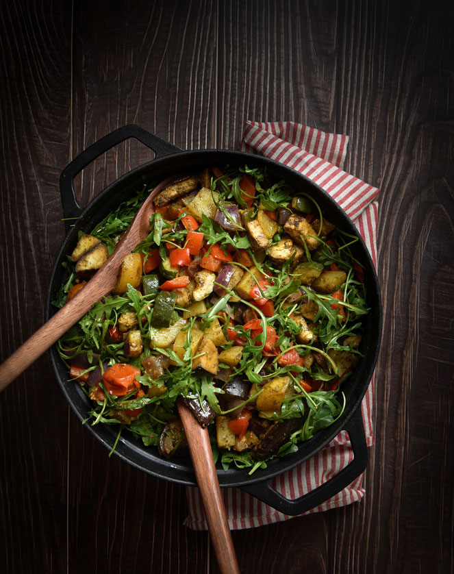Ofengemüse-Salat mit Paprika, Tomaten, Auberginen, Zucchini, Kartoffeln und Rucola, vegan, vegetarisch, Thermomix