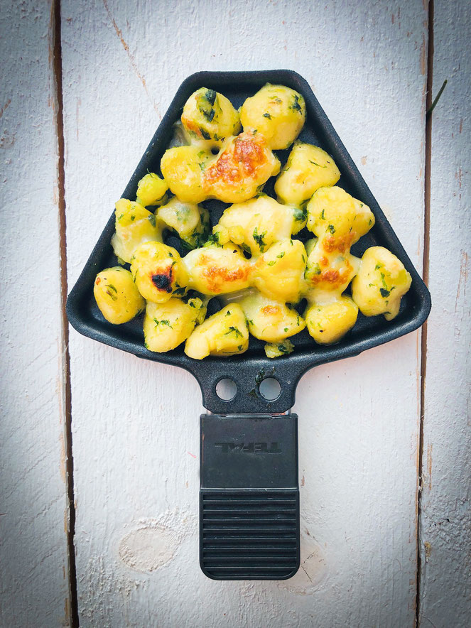Outdoor Raclette, Sommer-Pfännchen, vegetarisch, mit Gnocchi in Bärlauch-Paste geschwenkt, mit Käse überbacken