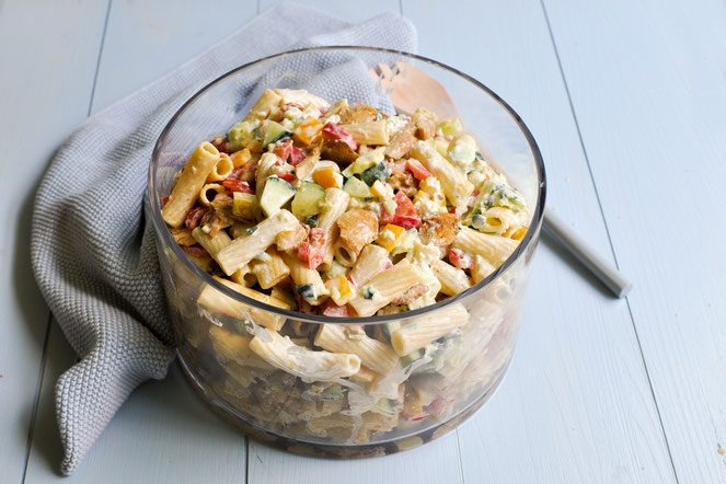 Nudelsalat Gyros Style Partysalat vegetarisch oder mit echtem Fleisch mit einer Art Tzatziki Dressing, sehr lecker