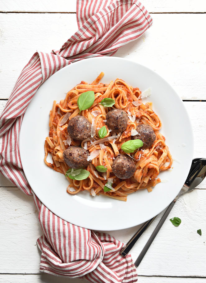 Vegetarisch vegan Hackbällchen mit Tomatensoße zu Spaghetti Thermomix
