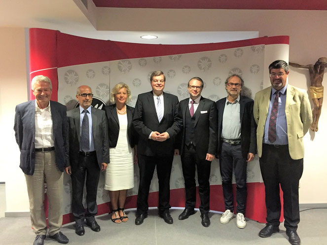 PSts Enak Ferlemann, stellvertr. Parteiobmann Angelika Wiedmer (3.v.li.) und der Sprecher der SVP-Bezirksobleute Christoph Perathoner (3.v.re.) mit weiteren Gesprächsteilnehmern der SVP