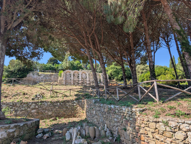 Römische Ruinen in Populonia: Mauerwerk und Amphoren-Reste auf dem Akropolisgelände