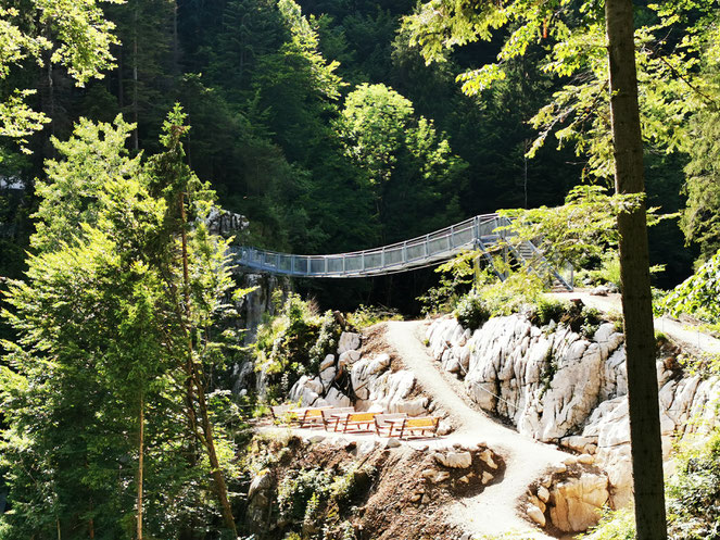 Die Brotzeitbankerl unter der neuen Hängebrücke am Schmugglerweg