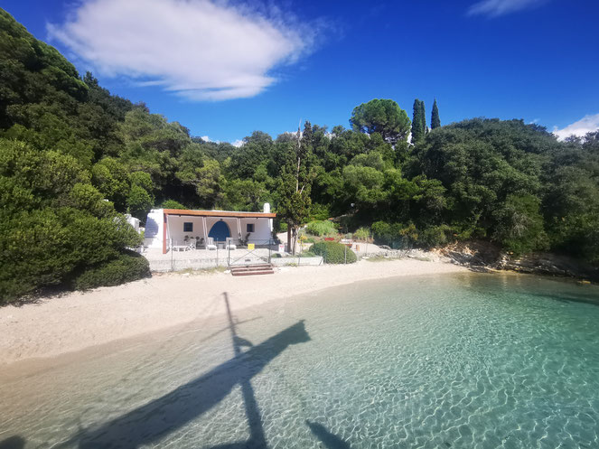 Das Bild täuscht. Meistens ist der Jacky O Strand gerammelt voll.