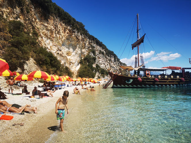 An diesem Strand ist nur was los, wenn die Odysseia ankert.