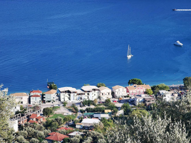 Das Hotel Madouri Beach von den Bergen aus gesehen