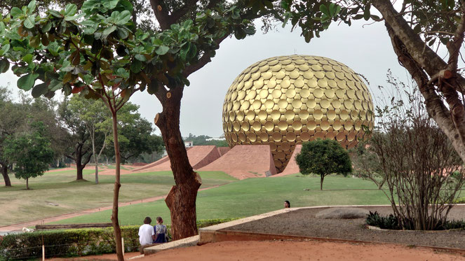 Matrimandir - das leuchtende Symbol für die Utopie "Auroville" - klicken für TV-Dokumentation