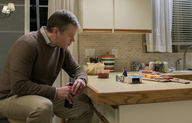 Avant de sauter le pas à son tour, Matt Damon interroge ses tout petits amis sur leur nouvelle vie (©Paramount Pictures).