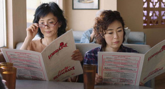 Setsuko alias Lucy (Shinobu Terajima, à droite) et sa soeur Ayako (Kaho Minami) débarquent en Amérique (©Nour Films).