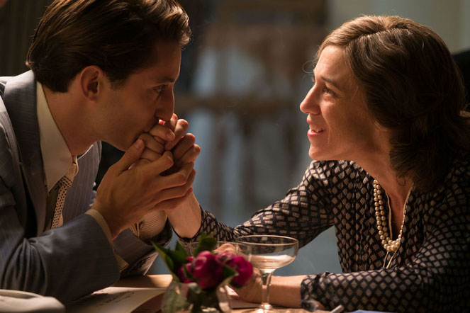 Pierre Niney et Charlotte Gainsbourg, deux acteurs au sommet de leur art pour interpréter Romain Gary et sa mère (©Julien Panié/Pathé Distribution).