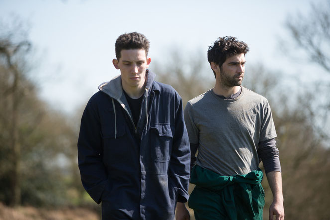 Johnny (Josh O'Connor, à gauche) et Gheorghe (Alec Secareanu), deux jeunes paysans qui s'aiment (©Pyramide Films).