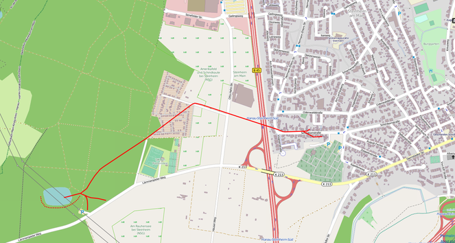 Open Street Maps Karte, ergänzt mit der ehemaligen Bahnstrecke.