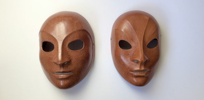 Stage de masque neutre. Ces masques ont été conçus par Jacques Lecoq et Donato Sartori.