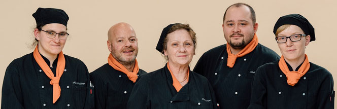 Fröhliches Bild von unseren Teammitgliedern aus der Mensa