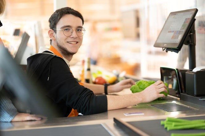 Unsere Studierenden an der Kasse unseres Supermarktes