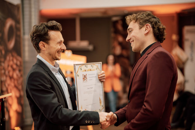 Bild von der Übergabe von Red Bull Deutschland an unseren Jahrgangsbesten