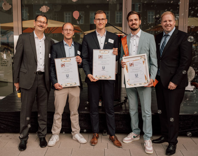 Bild unserer Absolventen mit den Ehrenpreisen mit unserem Schulleiter Herrn Fuchs, mit dem Präsident BVLH Herrn Fromm 