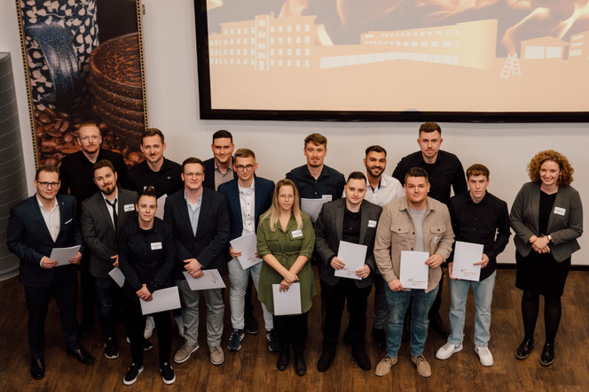 Gruppenbild der Absolventen der Gruppe HFW 21-1 