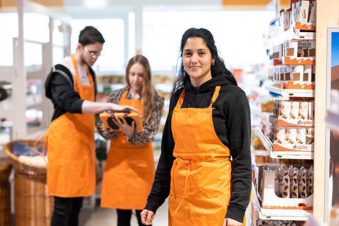 Bild von den Studierenden die im Supermarkt arbeiten