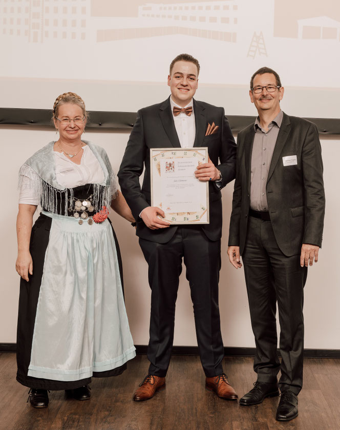 Bild des Jahrgangsbesten mit unserem Schulleiter Herrn Fuchs und stellv. Schulleiterin Frau Baumgart