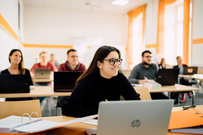 Unserer Studierenden im Unterricht mit den ausgeliehenen Laptops