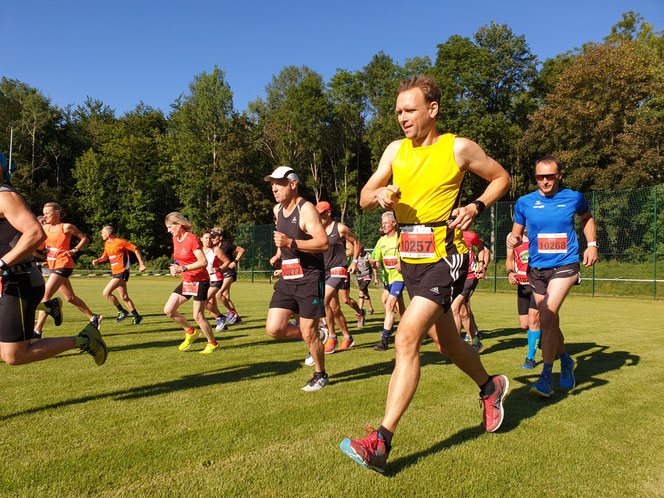 Start der Laufer auf der 21,1 km Strecke am 28.6.2019