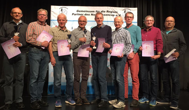 Alle Teilnehmer der Siegerehrung der Männer M60 -- Karl Ploch, 2. von rechts.