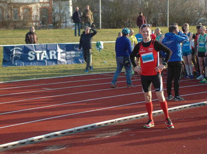 Thomas Bayer vor dem Start im Stadion bei Termperaturen um die 10°C