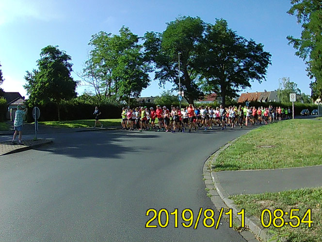 Die 2:30 Stunden-Gruppe geführt von Jens Nägel vor dem Einbiegen in die Lielienthalstrasse in Kassel