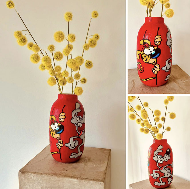 Pop-Art Kunstobjekt von Divo Santino - handbemalte rote Vase mit Comic-Figuren