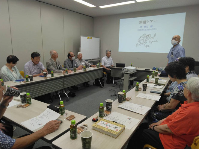 ７月９日　第１６回頼山陽サロン　挨拶する尾崎和則代表