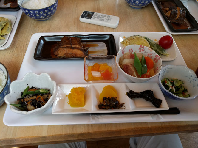 ゆめハウスの昼食 今日は「鰈の煮つけ」「肉じゃが」うまいっす。