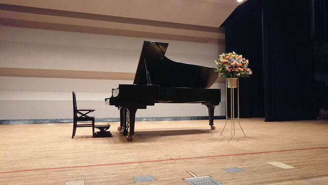 音楽発表会会場でのピアノの写真