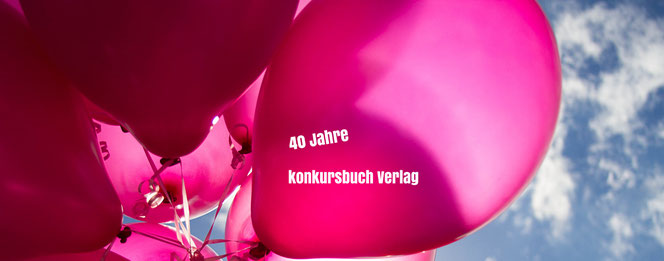 Pinke Luftballons vor blauem Himmel, mit Aufschrift "40 Jahre konkursbuch Verlag" (Quelle: pexels.com, CCO License)