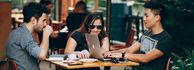 Drei junge Menschen arbeiten in einem Café (Quelle: pexels.com, CC0-Lizenz, Fotografin: Helena Lopes)