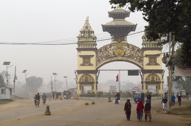 Pompös, das Eingangstor nach Nepal.