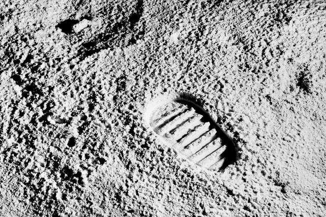Am 20. Juli 1969 fotografierte Buzz Aldrin seinen Fußabdruck auf dem Mond, um die Bodenmechanik der Mondoberfläche zu untersuchen. Im Laufe der Zeit entwickelte dieses Foto sich zum Synonym für die Eroberung des Weltraums durch den Menschen.  Bild: NASA. 