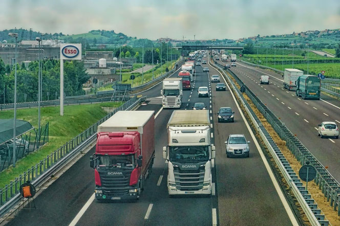 Autobahn - Blockhäuser, Holzhäuser, Hausbau, Masivholz, Planung, Baugebiet, Eigenheim, Raumluft, Zuhause, Massivhaus, Allergiker, Raumklima, Holzlasur, Pollenallergie, Allergikerhäuser, Schadstoffe, Biohaus, Kunststoff, Plastik, Ökohaus, Grundstück, Baus