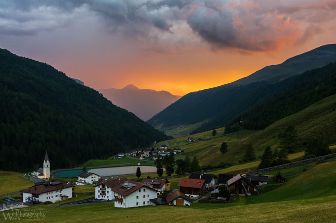 Ausblick von einer Wiese oberhalb der Unterkunft (2. Haus von links) über das Langtauferer Tal Richtung Graun