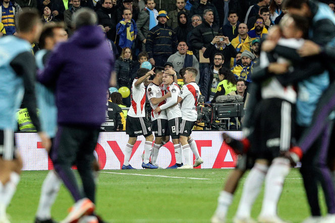 Les supporters bosteros ont compris : la frappe sèche sous la barre de Juan Fernando Quintero (deuxième en partant de la droite) va offrir à un River Plate en supériorité numérique la quatrième Copa Libertadores de son histoire