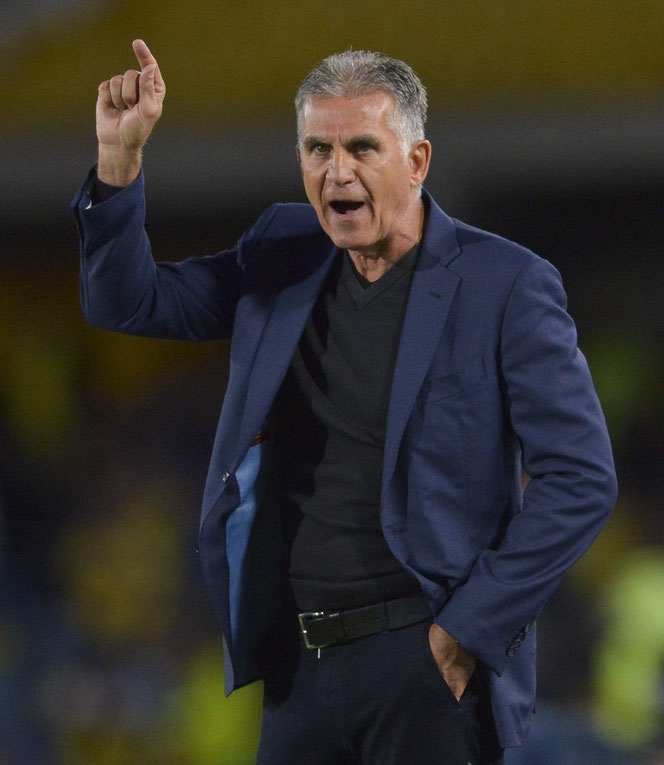 Carlos Queiroz donne ses consignes lors de Colombie - Panama (3-0), disputé lundi à Bogota. Ce soir, dernier test