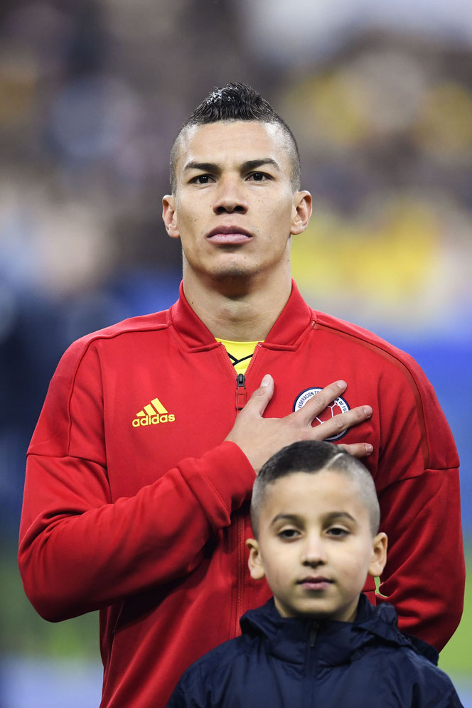 Deux jours après avoir célébré ses 27 ans, Mateus Uribe a les yeux déterminés, alors que l'hymne national va retentir, repris par quelque 20 000 Colombiens en renfort ; le petit devant lui lui ressemble un peu, version yeux fatigués