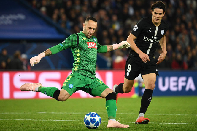 David Ospina devant Edinson Cavani, mercredi ; le jeu au pied du néo-Napolitain est assurément une de ses forces