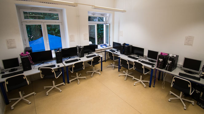 Außer Bewerbungen zu schreiben, hat man im PC-Raum auch die Möglichkeit zu Zocken, zu Lernen oder an anderen Projekten zu arbeiten.